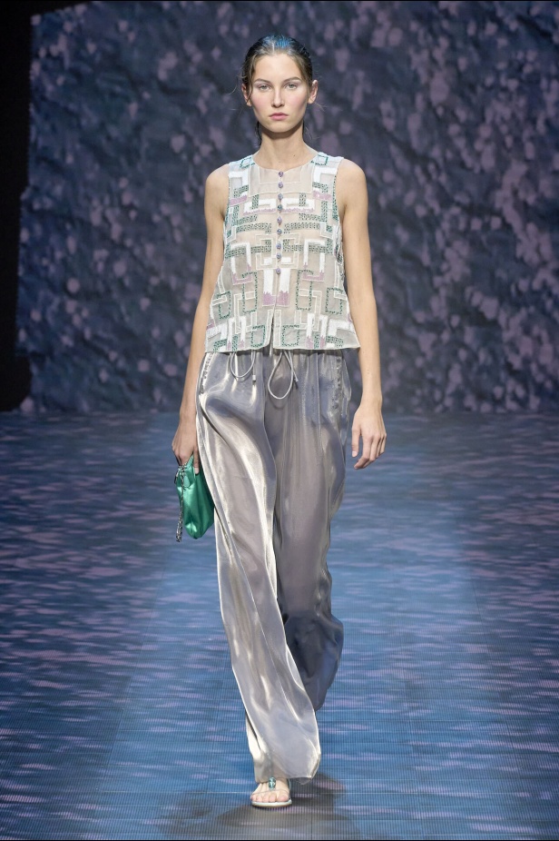 عرض أزياء أمبوريو أرماني لربيع وصيف 2023.. صيحات كلاسيكية وقطع كاجوال