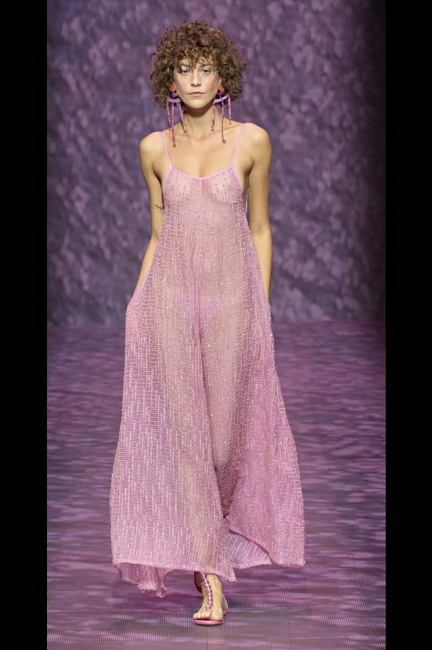 عرض أزياء أمبوريو أرماني لربيع وصيف 2023.. صيحات كلاسيكية وقطع كاجوال