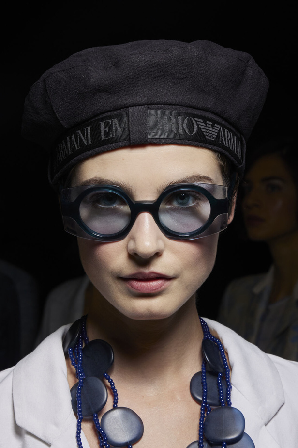 عرض أزياء أمبوريو أرماني لربيع وصيف 2023.. صيحات كلاسيكية وقطع كاجوال