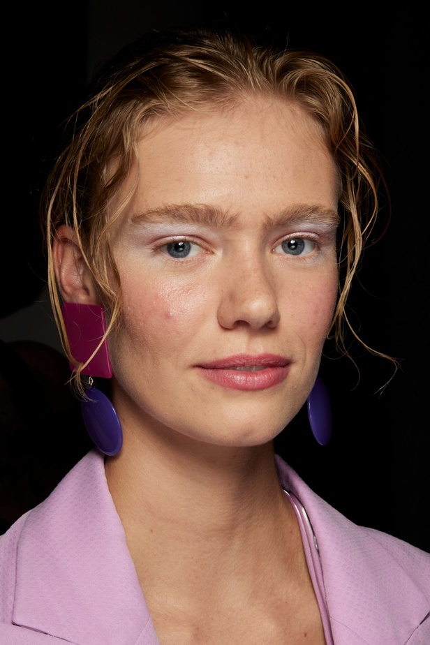 عرض أزياء أمبوريو أرماني لربيع وصيف 2023.. صيحات كلاسيكية وقطع كاجوال