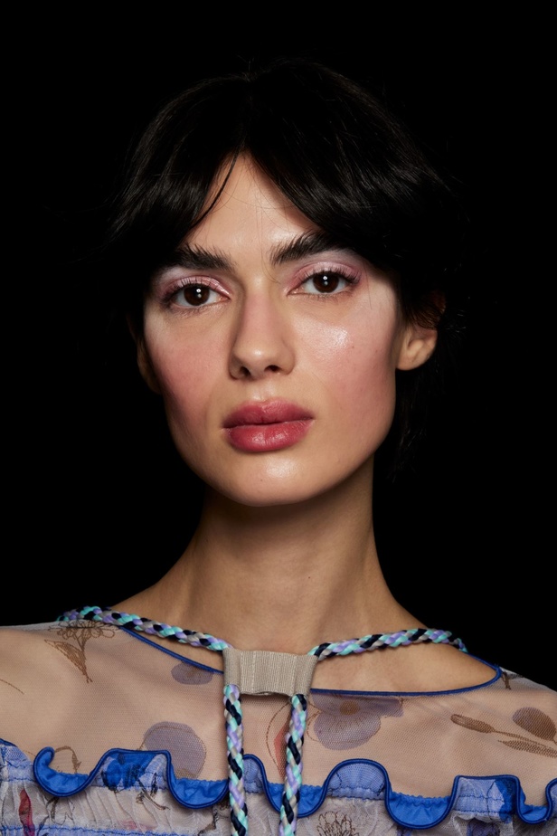 عرض أزياء أمبوريو أرماني لربيع وصيف 2023.. صيحات كلاسيكية وقطع كاجوال