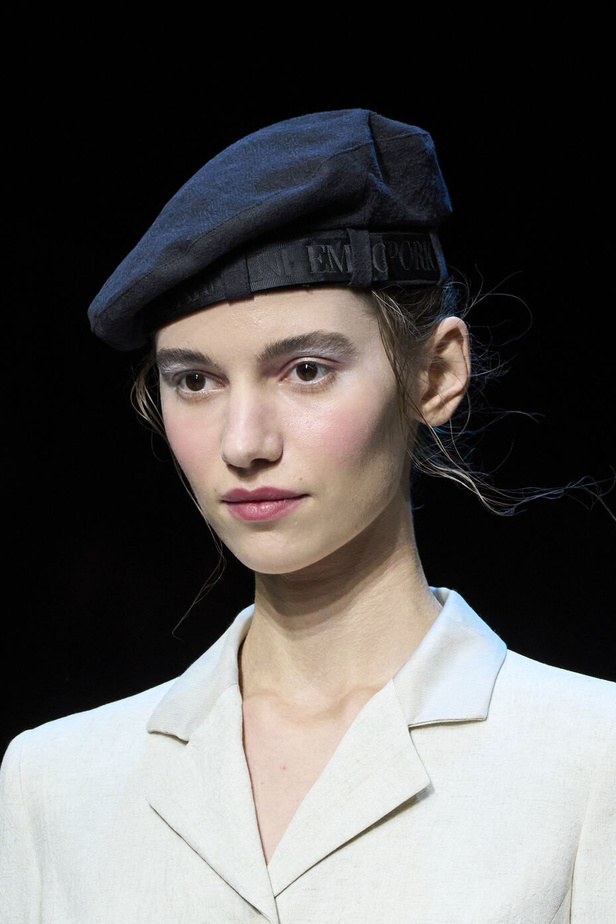 عرض أزياء أمبوريو أرماني لربيع وصيف 2023.. صيحات كلاسيكية وقطع كاجوال