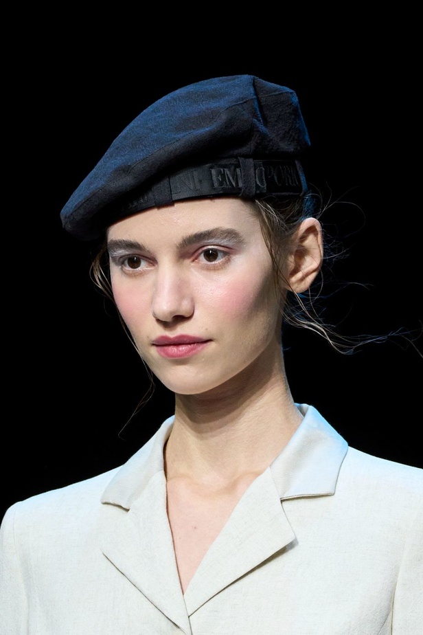 عرض أزياء أمبوريو أرماني لربيع وصيف 2023.. صيحات كلاسيكية وقطع كاجوال