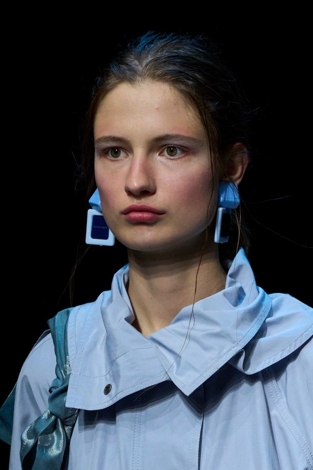 عرض أزياء أمبوريو أرماني لربيع وصيف 2023.. صيحات كلاسيكية وقطع كاجوال