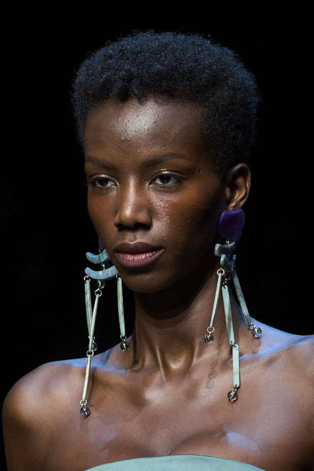 عرض أزياء أمبوريو أرماني لربيع وصيف 2023.. صيحات كلاسيكية وقطع كاجوال