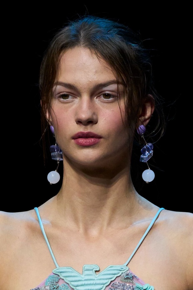 عرض أزياء أمبوريو أرماني لربيع وصيف 2023.. صيحات كلاسيكية وقطع كاجوال