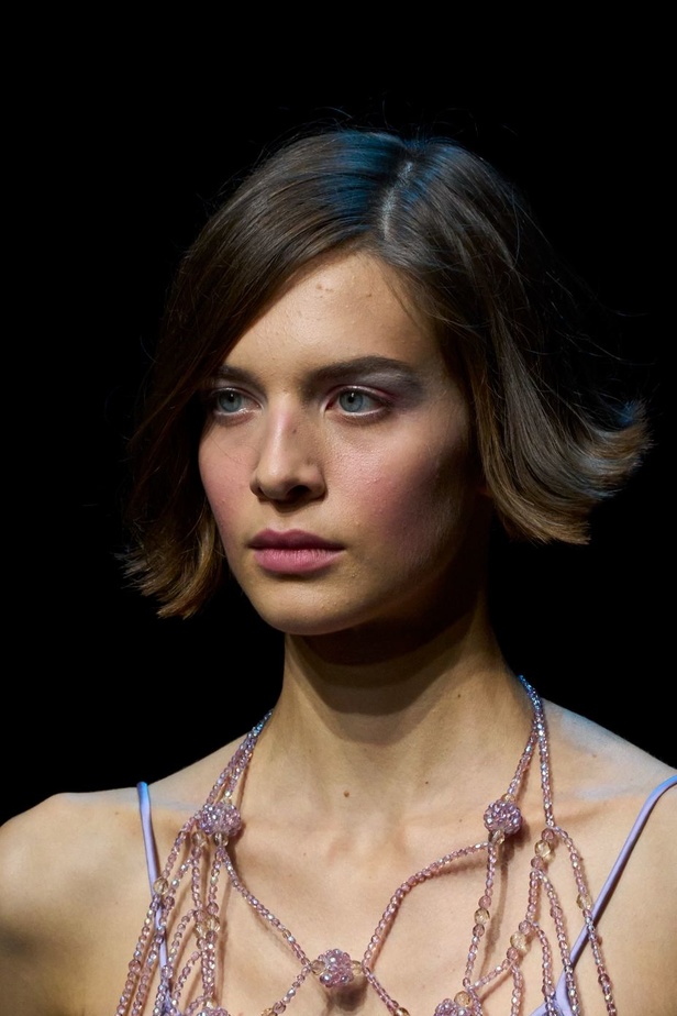 عرض أزياء أمبوريو أرماني لربيع وصيف 2023.. صيحات كلاسيكية وقطع كاجوال