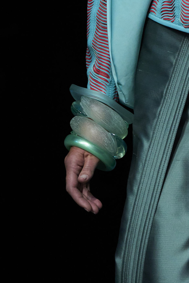 عرض أزياء أمبوريو أرماني لربيع وصيف 2023.. صيحات كلاسيكية وقطع كاجوال