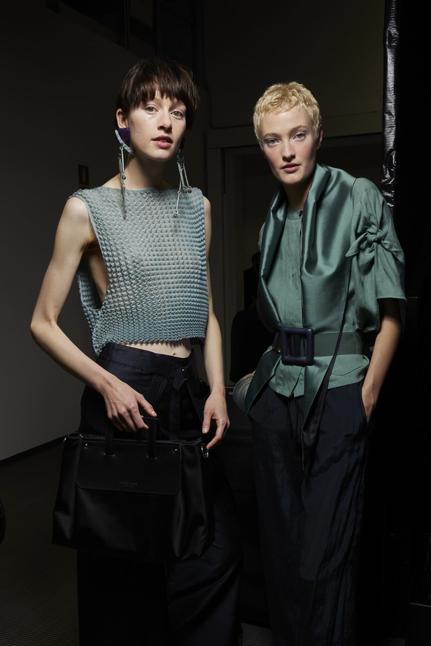 عرض أزياء أمبوريو أرماني لربيع وصيف 2023.. صيحات كلاسيكية وقطع كاجوال