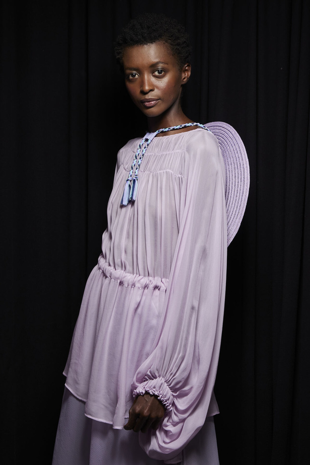 عرض أزياء أمبوريو أرماني لربيع وصيف 2023.. صيحات كلاسيكية وقطع كاجوال