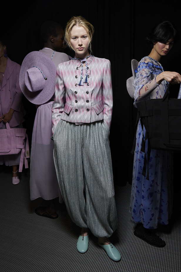 عرض أزياء أمبوريو أرماني لربيع وصيف 2023.. صيحات كلاسيكية وقطع كاجوال