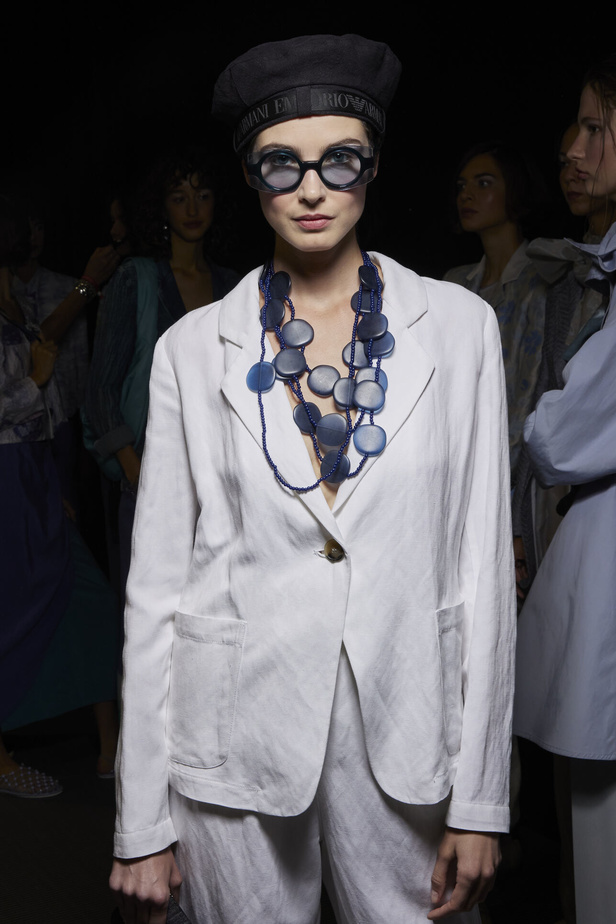 عرض أزياء أمبوريو أرماني لربيع وصيف 2023.. صيحات كلاسيكية وقطع كاجوال