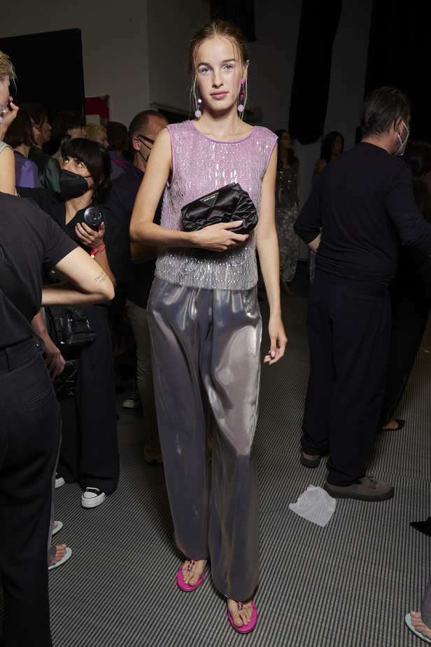 عرض أزياء أمبوريو أرماني لربيع وصيف 2023.. صيحات كلاسيكية وقطع كاجوال