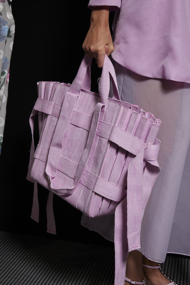 عرض أزياء أمبوريو أرماني لربيع وصيف 2023.. صيحات كلاسيكية وقطع كاجوال