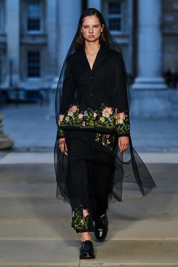 مجموعة Erdem لربيع 2023 تحية تكريم للملكة اليزابيث