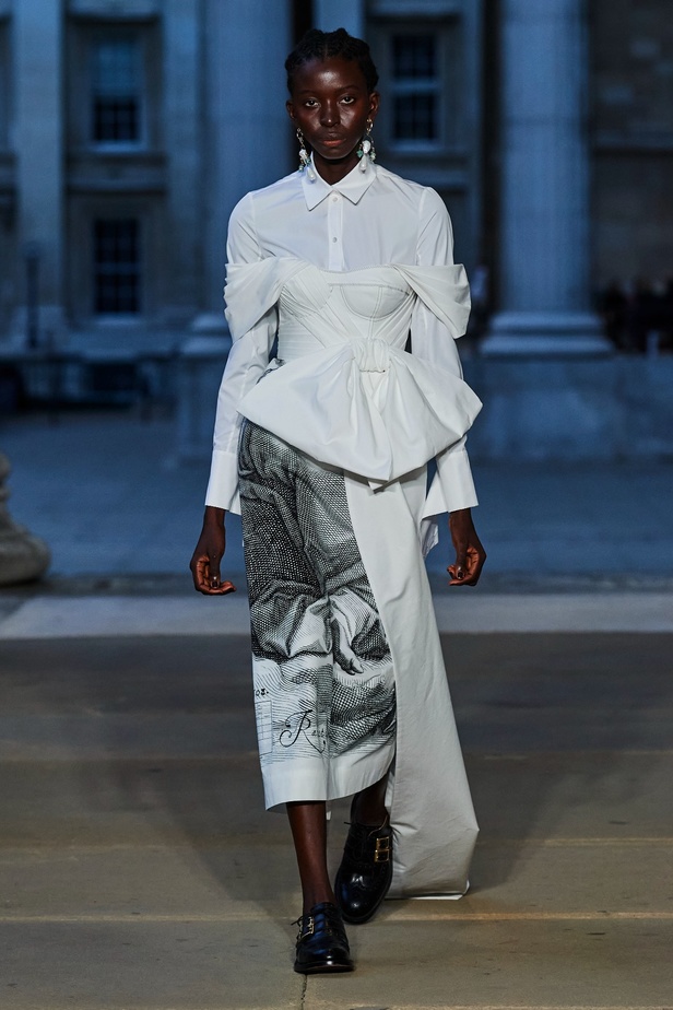 مجموعة Erdem لربيع 2023 تحية تكريم للملكة اليزابيث