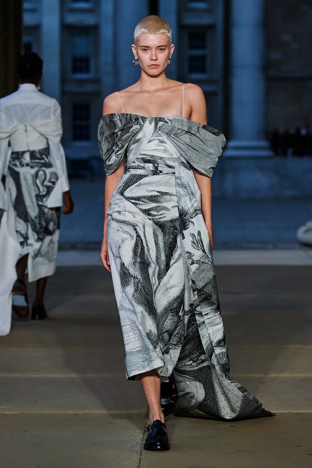 مجموعة Erdem لربيع 2023 تحية تكريم للملكة اليزابيث