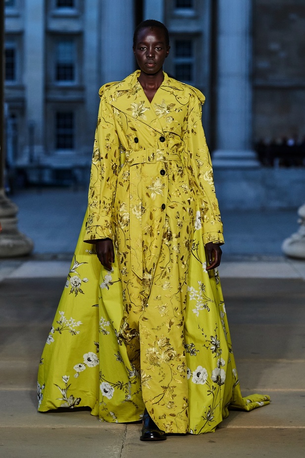 مجموعة Erdem لربيع 2023 تحية تكريم للملكة اليزابيث