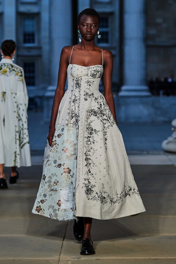 مجموعة Erdem لربيع 2023 تحية تكريم للملكة اليزابيث