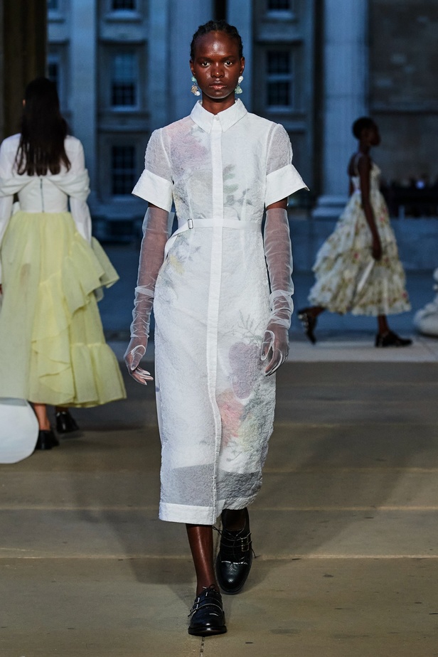 مجموعة Erdem لربيع 2023 تحية تكريم للملكة اليزابيث