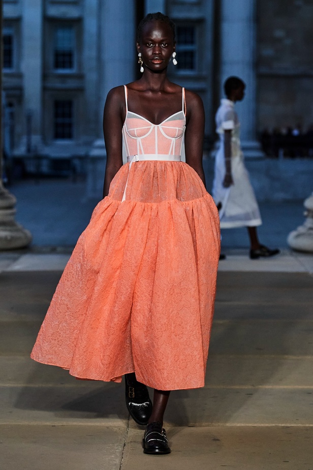 مجموعة Erdem لربيع 2023 تحية تكريم للملكة اليزابيث