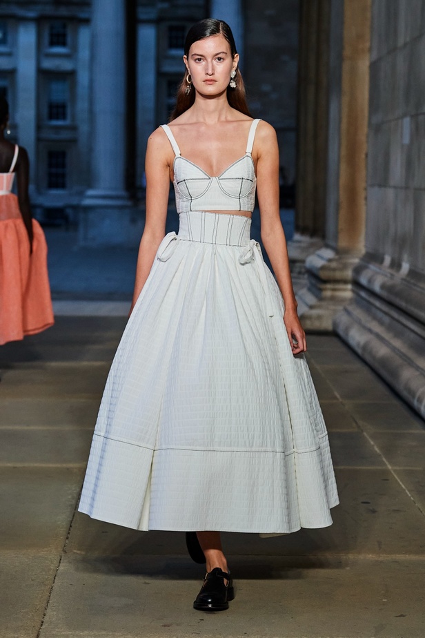 مجموعة Erdem لربيع 2023 تحية تكريم للملكة اليزابيث