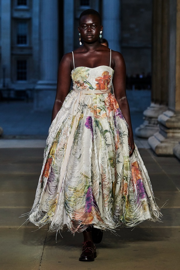 مجموعة Erdem لربيع 2023 تحية تكريم للملكة اليزابيث