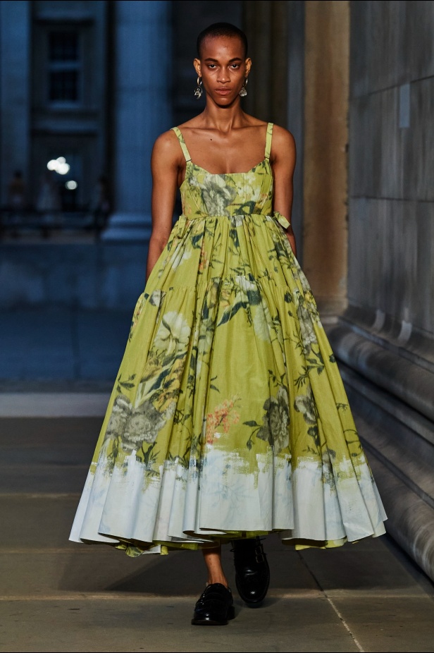 مجموعة Erdem لربيع 2023 تحية تكريم للملكة اليزابيث