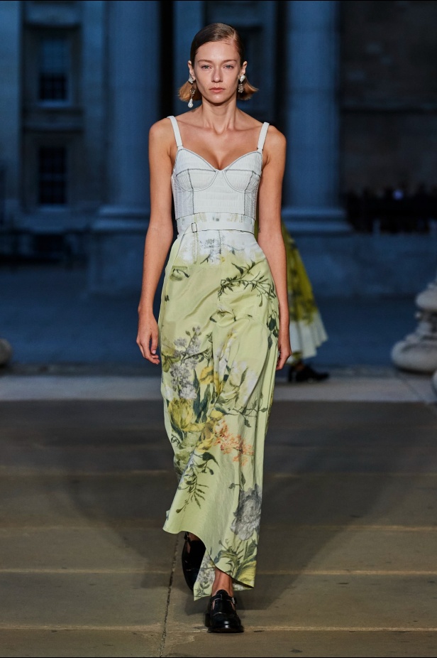 مجموعة Erdem لربيع 2023 تحية تكريم للملكة اليزابيث