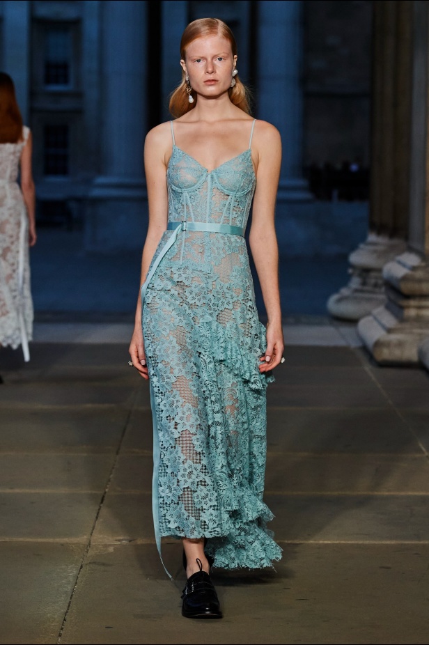 مجموعة Erdem لربيع 2023 تحية تكريم للملكة اليزابيث