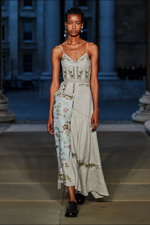 مجموعة Erdem لربيع 2023 تحية تكريم للملكة اليزابيث