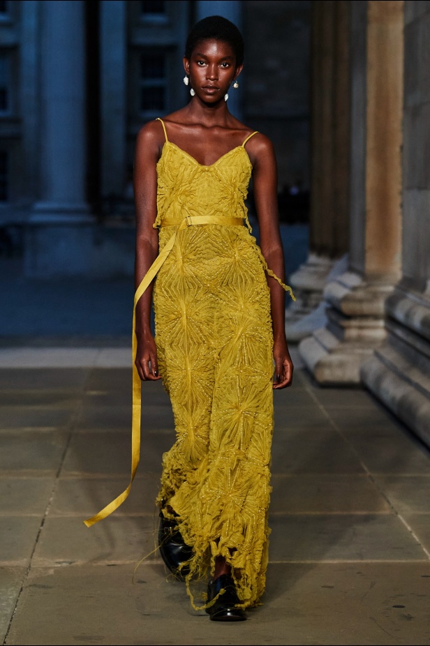 مجموعة Erdem لربيع 2023 تحية تكريم للملكة اليزابيث