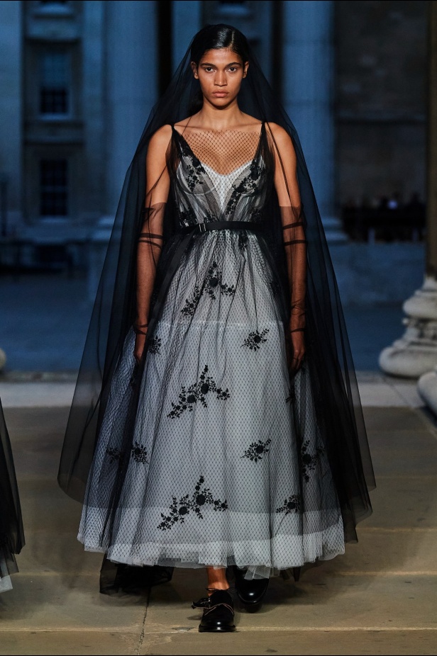 مجموعة Erdem لربيع 2023 تحية تكريم للملكة اليزابيث