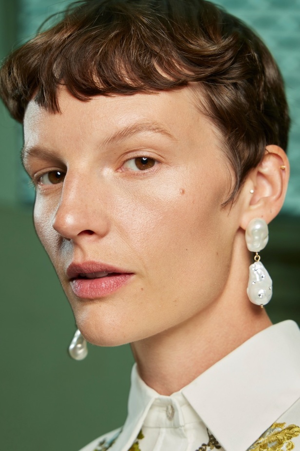 مجموعة Erdem لربيع 2023 تحية تكريم للملكة اليزابيث