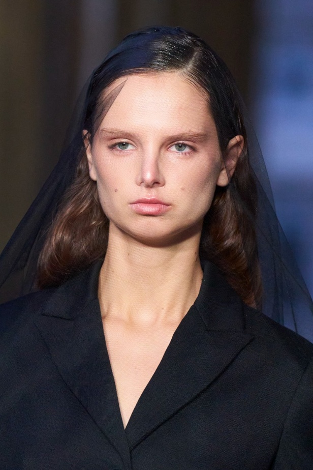 مجموعة Erdem لربيع 2023 تحية تكريم للملكة اليزابيث