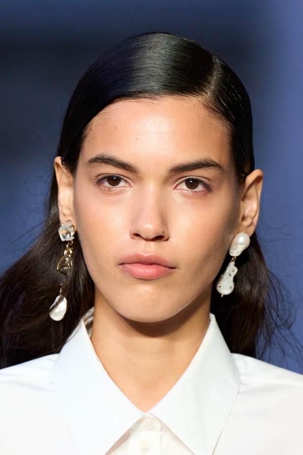 مجموعة Erdem لربيع 2023 تحية تكريم للملكة اليزابيث