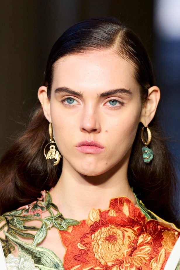 مجموعة Erdem لربيع 2023 تحية تكريم للملكة اليزابيث