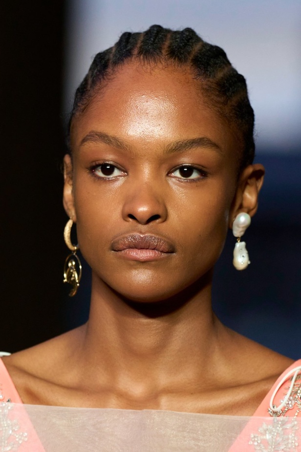 مجموعة Erdem لربيع 2023 تحية تكريم للملكة اليزابيث