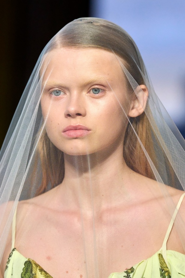 مجموعة Erdem لربيع 2023 تحية تكريم للملكة اليزابيث