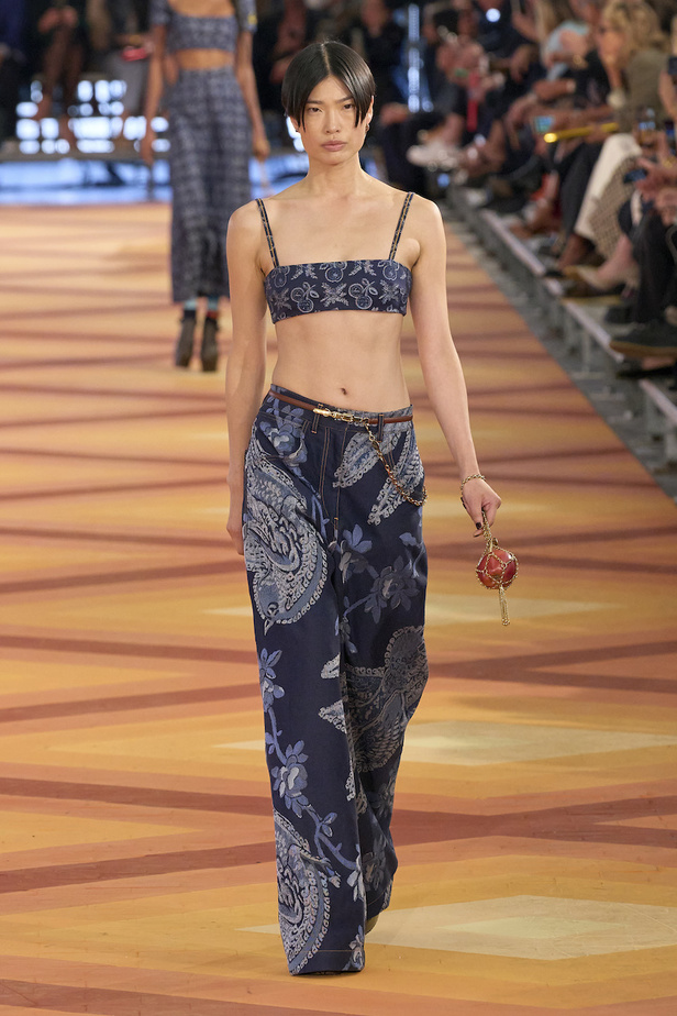 من مجموعة Etro لموسم ربيع وصيف 2023