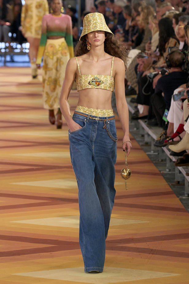 من مجموعة Etro لموسم ربيع وصيف 2023