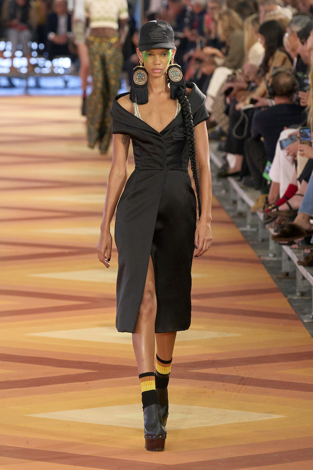 من مجموعة Etro لموسم ربيع وصيف 2023