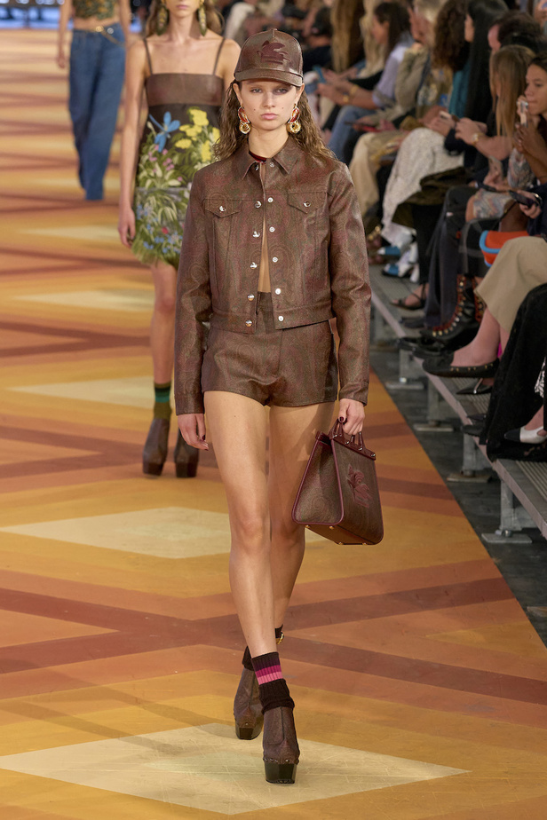 من مجموعة Etro لموسم ربيع وصيف 2023