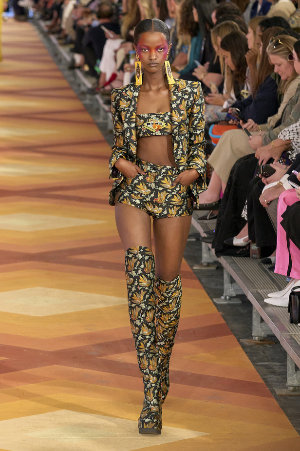 من مجموعة Etro لموسم ربيع وصيف 2023