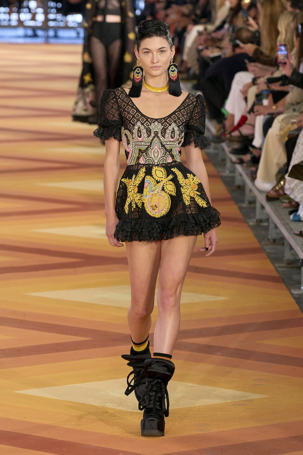 من مجموعة Etro لموسم ربيع وصيف 2023