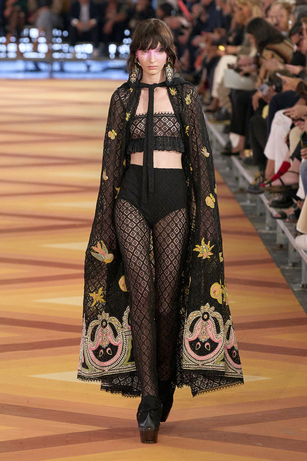 من مجموعة Etro لموسم ربيع وصيف 2023