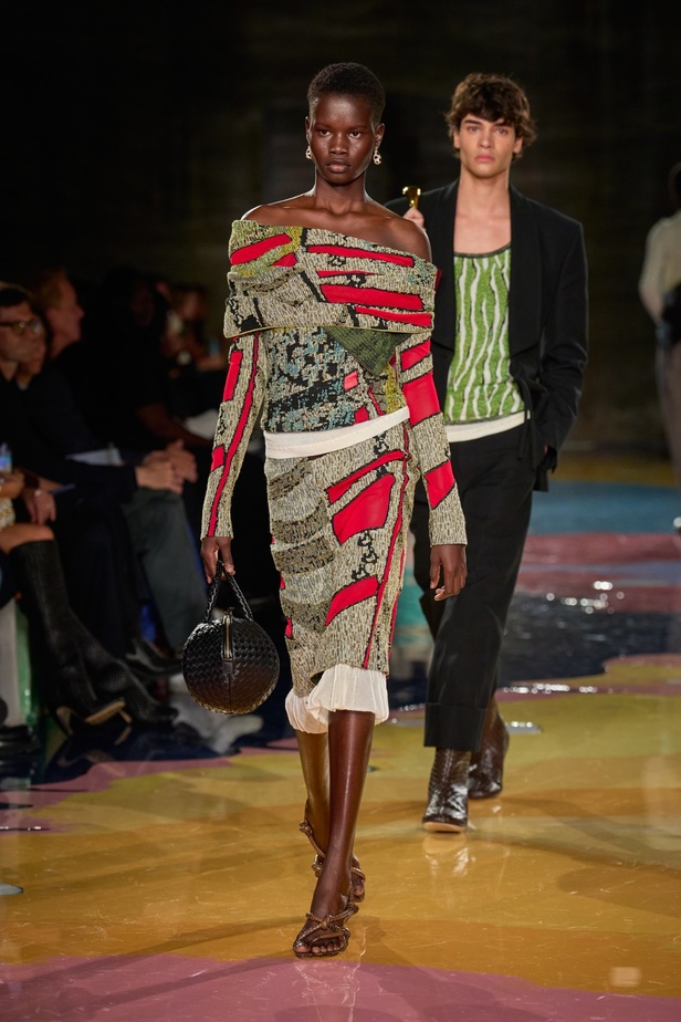 مجموعة Bottega Veneta لربيع وصيف 2023: تصاميم تجمع بين الأناقة والعملية