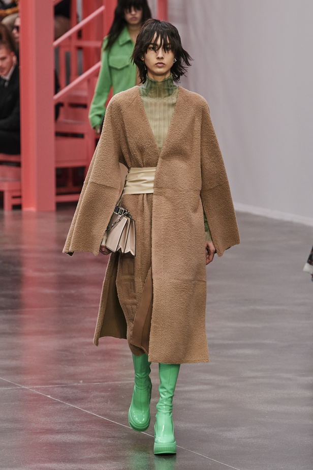 عرض أزياء Fendi  لربيع وصيف 2023 يضفي بُعدًا جديدًا للأزياء العمليّة