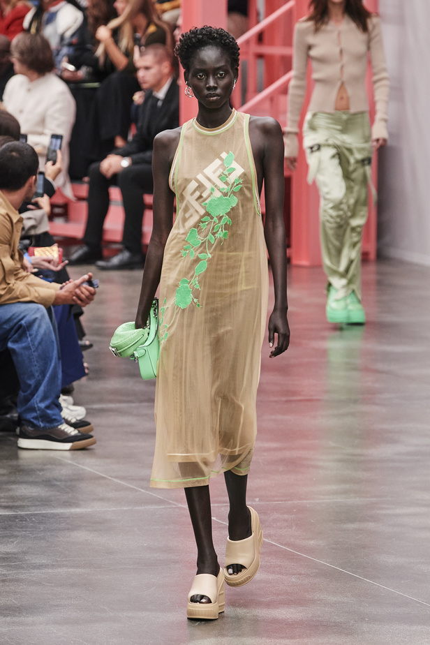 عرض أزياء Fendi  لربيع وصيف 2023 يضفي بُعدًا جديدًا للأزياء العمليّة