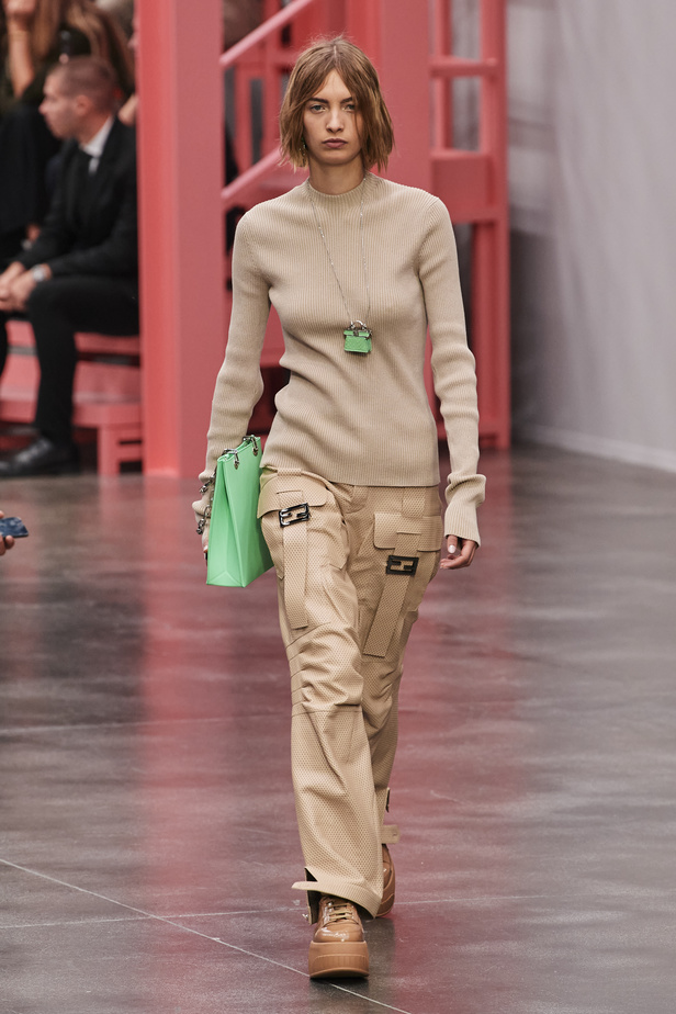 عرض أزياء Fendi  لربيع وصيف 2023 يضفي بُعدًا جديدًا للأزياء العمليّة
